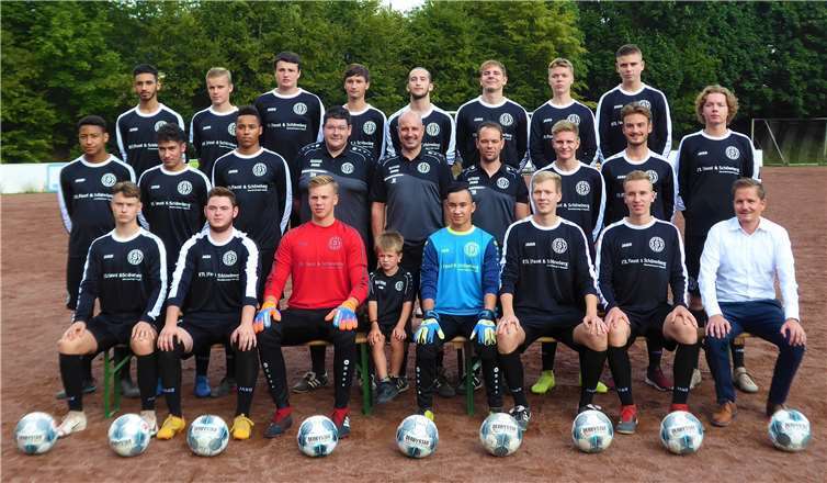 Die Spieler der SSV-U19 können sich über neue Trikots freuen. Foto: privat