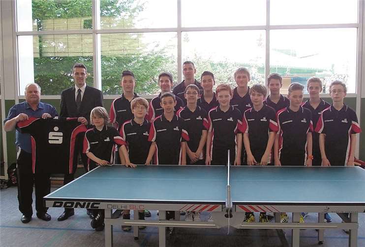 Die Spieler der TTV Oberwinter Jugend freuen sich über die tollen neuen Trikots.Privat