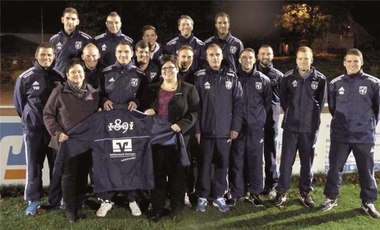 Die Spieler der ersten und zweiten Mannschaft des Winninger TV präsentierten Michaele Deisen, Niederlassungsleiterin und Laura Mölich, Kundenberaterin der Raiffeisenbank Winningen, die Neuanschaffung.Privat