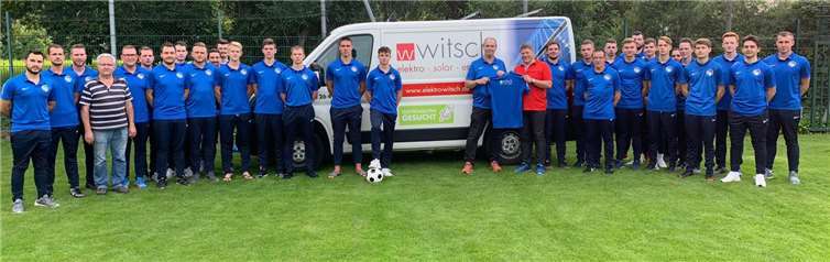 Die Spieler der ersten und zweiten Mannschaft freuten sich über die gesponsorten Shirts. Foto: privat