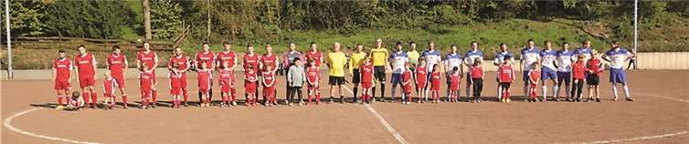 Die Spieler des FV Erpel und FC Unkel mit den F-Jugend und Bambini Einlauf-Kindern vor dem historischen letzten Spiel auf Asche, auf der Erpeler Kipp.privat