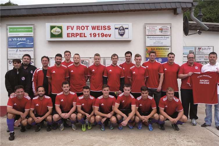 Die Spieler des FV Rot Weiss Erpel bei der Übergabe der neuen Aufwärm-Shirts durch Stefan Heck an den 1. Vorsitzenden Lothar Bonn.privat