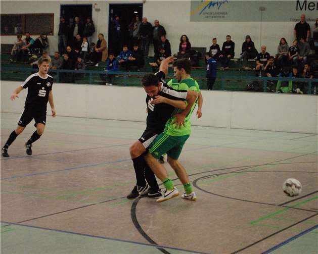 Die Spieler des FV Rübenach ließensich auch von Milan Rawert (grünes Trikot) nicht stoppen.