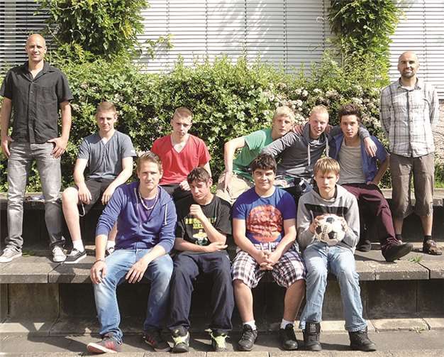 Die Spieler des Fußballteams sind stolz auf ihre Leistung. Privat