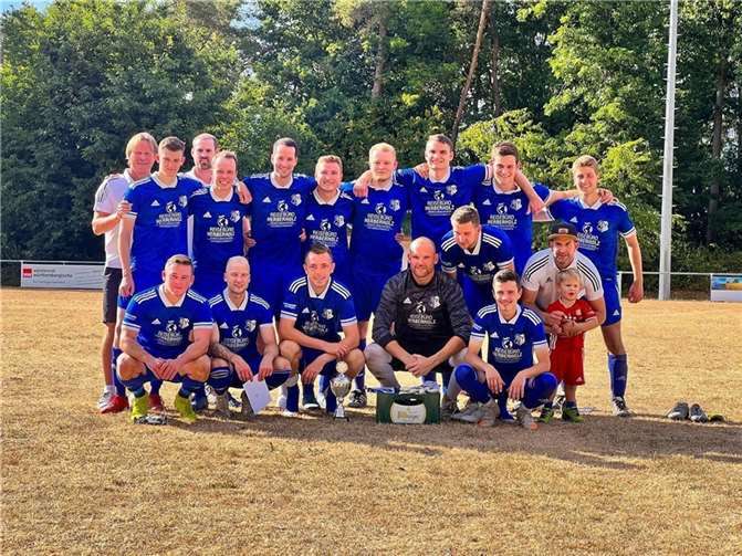 Die Spieler des SV Binningen freuen sich über ihren Sieg. Foto: SV Blau-Weiß 1922 e. V. Landkern