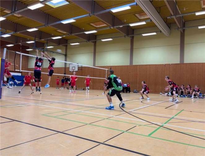 Die Spieler des TV 05 Mülheim (rot-schwarz) stellen sich dem Angriff von Mainz-Gonsenheim im VVRP-Landespokal in Speyer.  Foto: Leonie Knieling