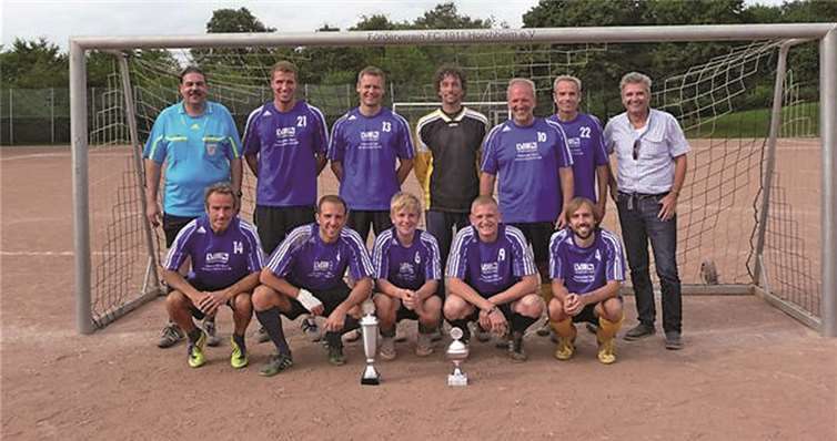 Die Spieler des TuS Horchheim freuen sich erneut über den Wanderpokal. privat