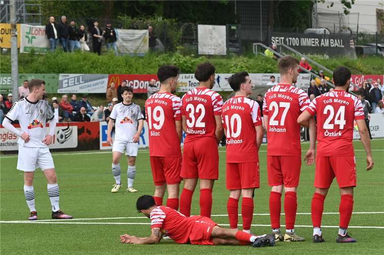 Die Spieler des TuS Mayen versuchten alles, um einen Gegentreffer zu verhindern. Es sollte gelingen. Fotos: SK