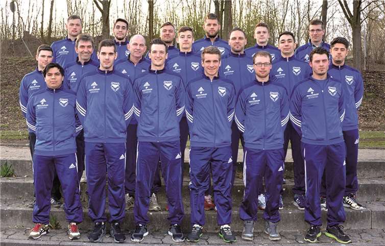 Die Spieler freuen sich über die neuen sportlichen Anzüge. privat