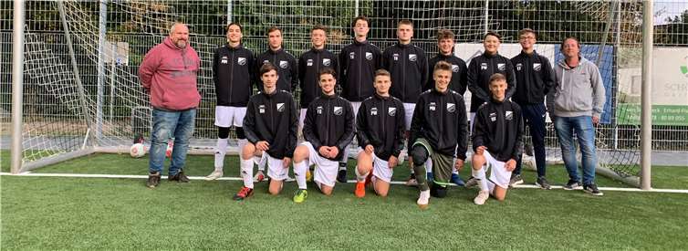 Die Spieler freuten sich über die neuen Trikots. Foto: privat