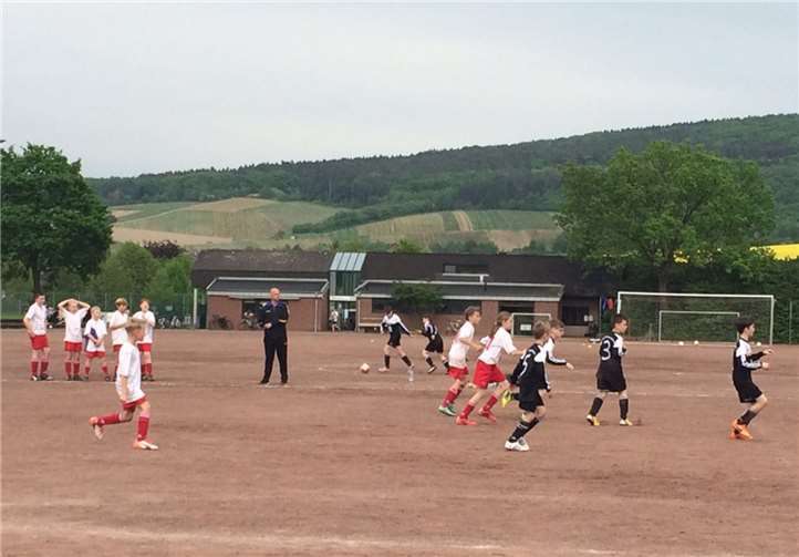 Die Spieler gaben ihr Bestes auf dem Aschenplatz. privat