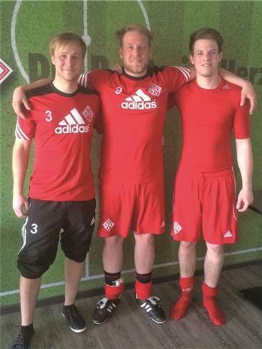 Die Spieler sind stolz auf ihren Heimsieg. privat