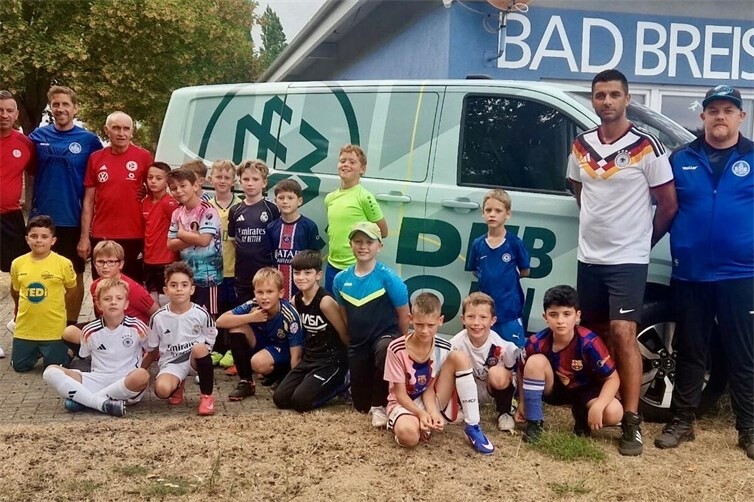 Die Spieler und Trainer der E2 gemeinsam mit den beiden DFB-Teamern