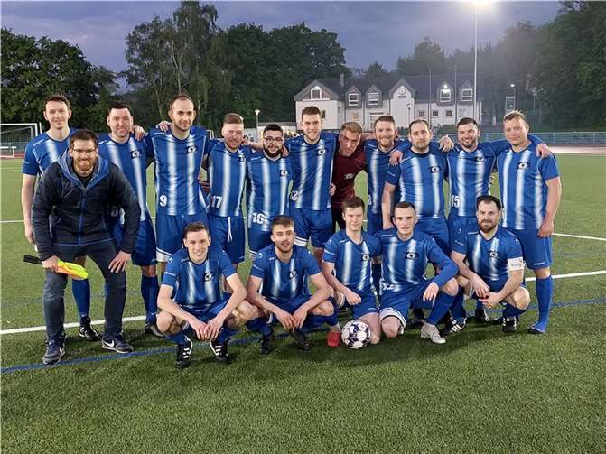 Die Spieler und Verantwortlichen des SV Ochtendung konnten sich nach ihrem letzten Saisonspiel doppelt freuen. Foto: privat