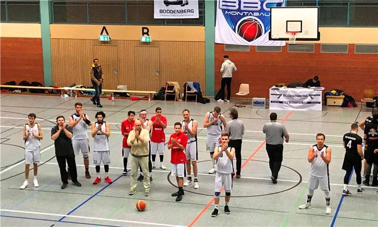 Die Spieler vom Spitzenreiter BBC Montabaur ließen sich nach der Partie zurecht feiern. privat