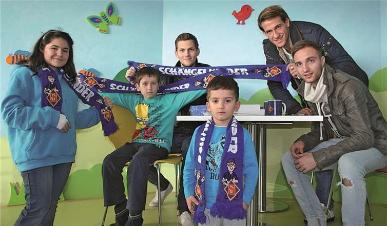 Die Spieler vom TuS Koblenz machten den Kindern im Kemperhof mit ihrem Besuch eine Freude.privat