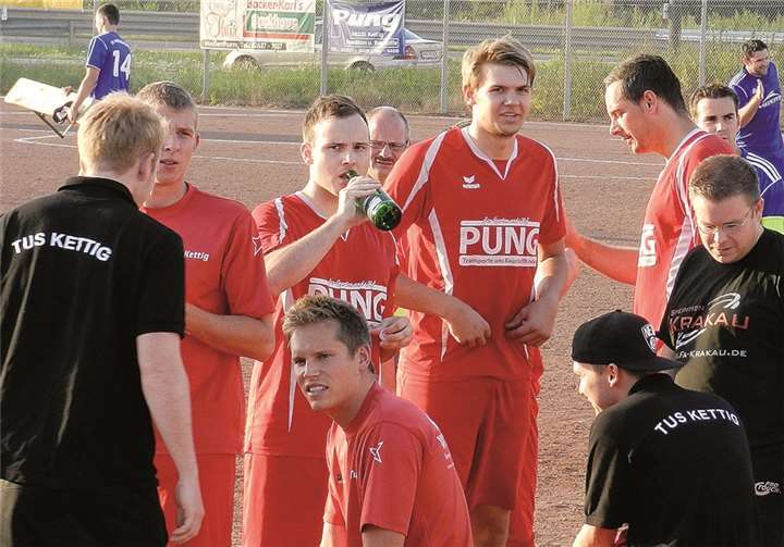 Die Spieler von TuS Kettig konzentrieren sich vor dem Anpfiff. privat