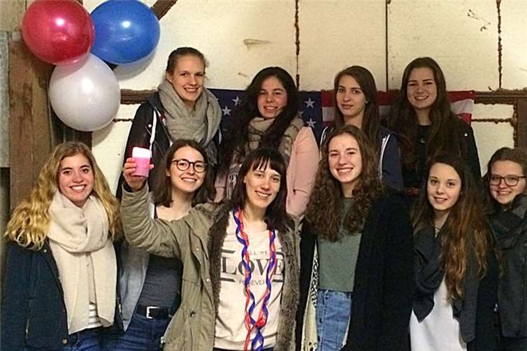 Die Spielerinnen der 1. Mannschaft in der Saison 15/16: Susanna Jung, Cecilia Kock, Sarah Künster, Jana Nieskes, Theresa und Susanne Reif, Zoe Rommel, Andrea und Sabine Wolfermann, Saskia Wubbernitz, es fehlt Michelle Theisen. Heinz Nieskes