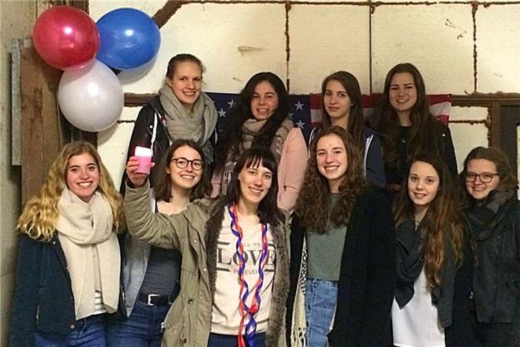 Die Spielerinnen der 1. Mannschaft waren nach dem Klassenerhalt in Feierlaune.privat