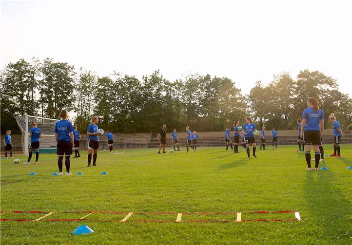 Die Spielerinnen der SG99 Andernach freuen sich auf den Trainingsauftakt.Foto: Roland Schäfges - www.myfoto24.eu