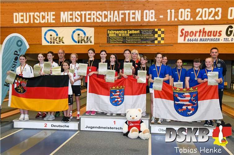 Die Spielerinnen der SK Münstermaifeld freuten sich über zweiten Platz auf dem Siegertreppchen (v.l.n.r: Johanna Kochan, Maren Emmerich, Laura Adams, JgdBetreuer Rolf Hammer, Ersatzspielerinn Emma Jochens und Lea Ragge).  Quelle: DSKB Presse Tobias Henke