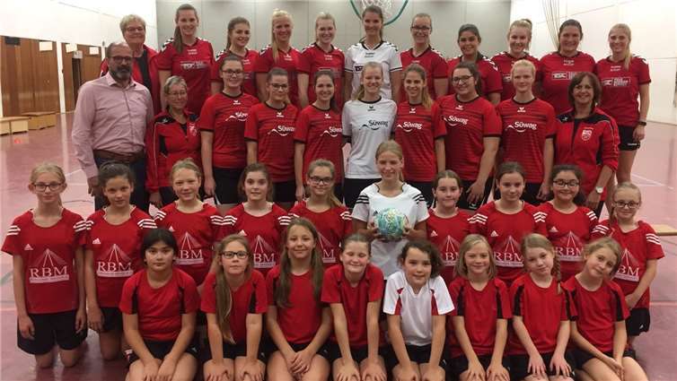 Die Spielerinnen der vier Korbball-Mannschaften freuen sich über die neuen Körbe. Foto: Peter Moskopp