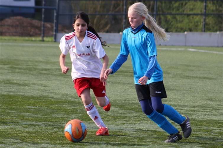 Die Spielerinnen jagen dem Ball hinterher. privat