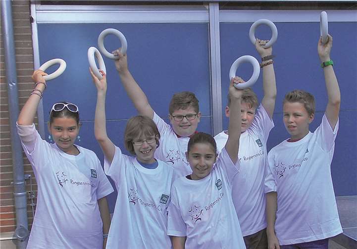 Die Spielerinnen und Spieler der Grundschule Kesselheim mit ihren persönlichen Ringtennisringen. privat