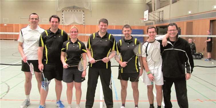 Die Spielerinnen und Spieler der fünften Mannschaft freuen sich über den 6:2-Sieg. privat