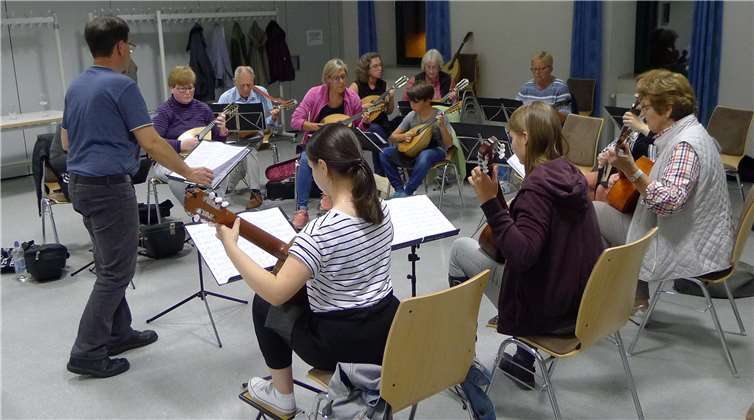 Die Spielerinnen und Spieler des Mandolinenorchesters laden herzlich ein zum Besuch des diesjährigen Herbstkonzertes ein.privat