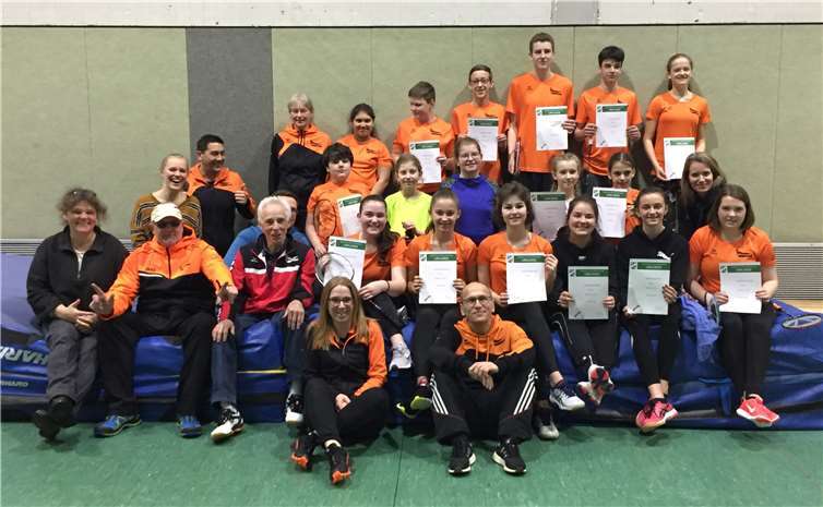 Die Spielerinnen und Spieler des TuWi mit den Turnier-Helfern.Foto: privat