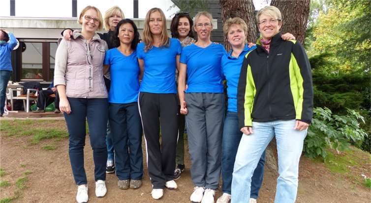Die Spielerrinnen von links nach rechts: Susanne Coerver-Weiß, Henni Waldinger, Kim-Chi Le Ruppert, Alexandra Homann, Lara Barbaric, Birgit Falkenhagen, Silvia Schmucker und Lisa Hauschild. Privat