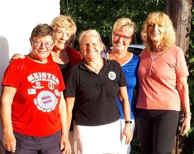 Die Spielgemeinschaft der Damen 50 Flammersfeld-Steimel (B-Klasse) belegt in der Abschlusstabelle den 4. Platz: (v.l..) Rita Wildermann, Gisela Apsel, Isolde Lux, Adelheid Krämer (alle TC Steimel) Rita Straatmann (TC RW Flammersfeld).Foto: TC Steimel