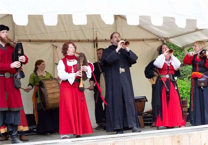 Die „Spielleut Ranunculus“ spielen mittelalterliche Musik.privat