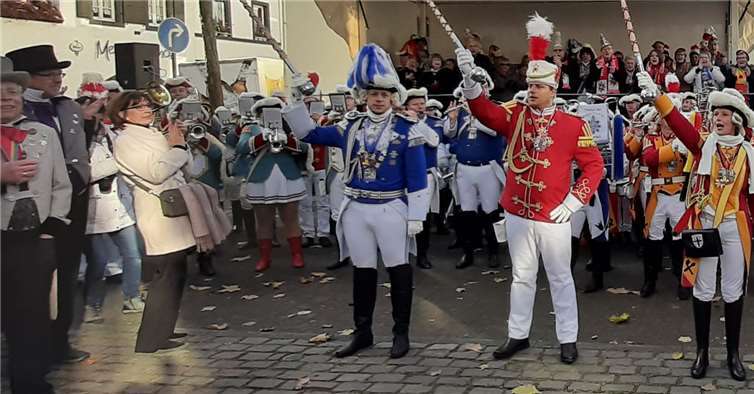 Die Spielmanns- und Fanfarenzüge der vier Traditionskorps spielen Andernachs Hymne „Kein Wort so schön wie Andernach“.