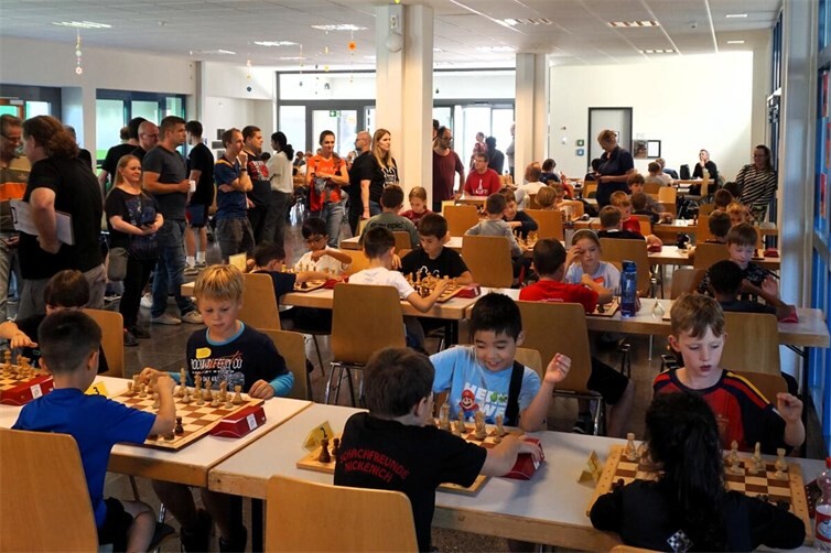 Die Spielsäle zogen in diesem Jahr in die Vereinsräume und in die Aula der Grundschule Nickenich um.