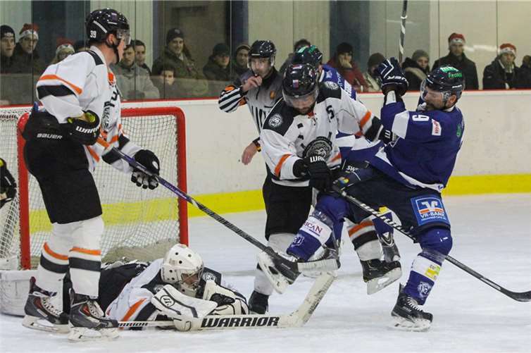 Die Spielszene zeigt eine Chance von EHC-Stürmer Michel Maaßen beim Heimspiel gegen Frankfurt. fischkoppMedien