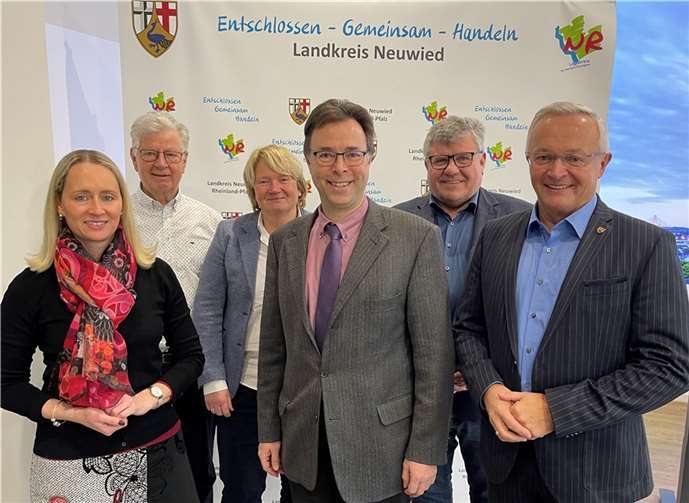 Die Spitze der Neuwieder Kreisverwaltung (von links): Büroleiterin Diana Wonka, die ehrenamtlichen Beigeordneten Werner Wittlich (CDU) und Birgit Haas (SPD), der Leitende staatliche Beamte Martin Jung sowie der 1. Kreisbeigeordnete Michael Mahlert (SPD) und Landrat Achim Hallerbach (CDU).  Foto: Kreisverwaltung Neuwied/Ulf Steffenfauseweh