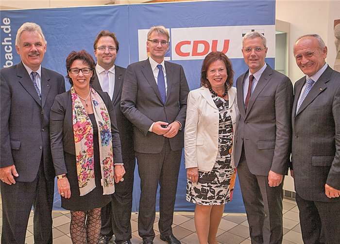 Die Spitze der Rheinbacher CDU freute sich, den stellvertretenden Chefredakteur des ZDF, Elmar Theveßen (Mitte) in ihren Reihen zu haben (v.l.): Bürgermeister Stefan Raetz, Vizelandrätin Silke Josten-Schneider, Stadtverbandsvorsitzende Oliver Baron, Landtagsabgeordnete Ilka von Boeselager, Bundestagsabgeordneter Dr. Norbert Röttgen und Fraktionsvorsitzender Bernd Beißel. Jost