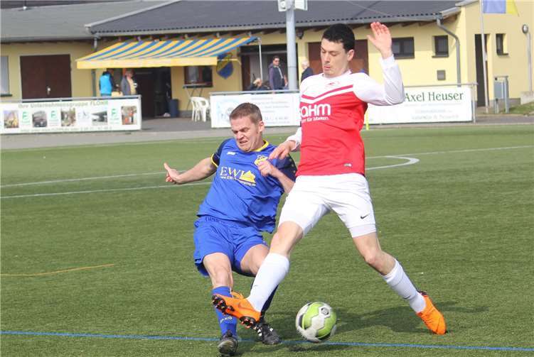 Die Spitze verteidigt hat die Reserve des SV Weitersburg (blaues Trikot). Im Schlagerspiel besiegten die Bergischen ihren Verfolger aus Höhr-Grenzhausen mit 3:1. Foto: TH