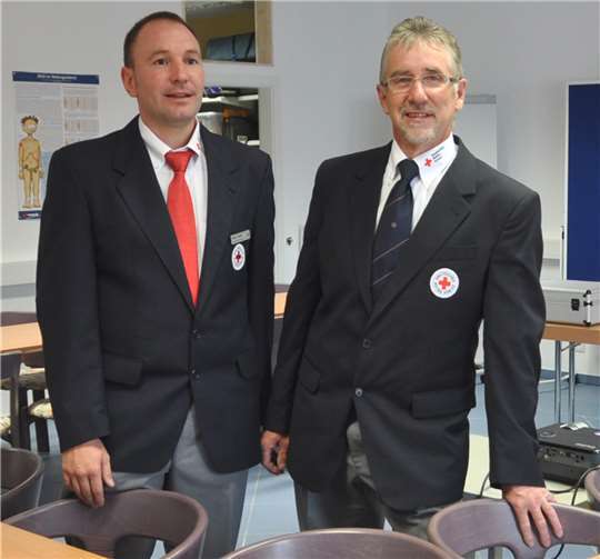 Die Spitzen DRK-ler Heinz Werner Kleine-Natrop und Nico Syré (v.r.) freuen sich über Spenden.