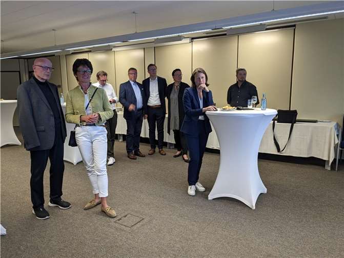 Die Spitzen der Fraktionen erwarten die Ergebnisse am Sonntagabend.  Foto: KS