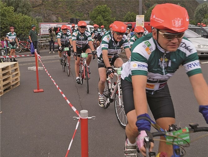 Die Spitzengruppe der 120 Radler traf kurz nach 15 Uhr in Treis ein.
