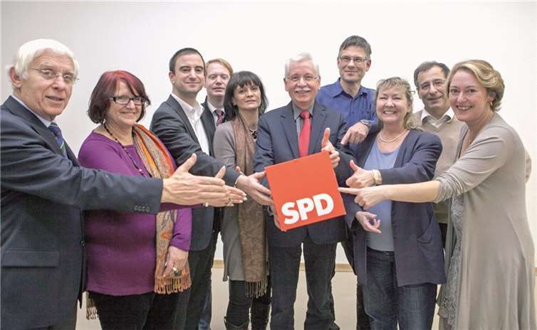 Die Spitzenkandidaten der SPD aus den acht Gebietskörperschaften (v. l.) Fritz Langenhorst, Doris Bruch, Marcel Hürter, Dirk Frenzel, Irmgard Köhler-Regnery, Lorenz Denn, Andreas Hermens, Erika Rebatschek und Günter Bach gemeinsam mit Staatssekretärin Beate Reich. privat