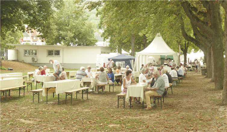 Die Spitzenweine der Ahr lassen sich auch mit Abstand genießen. Fotos: RU