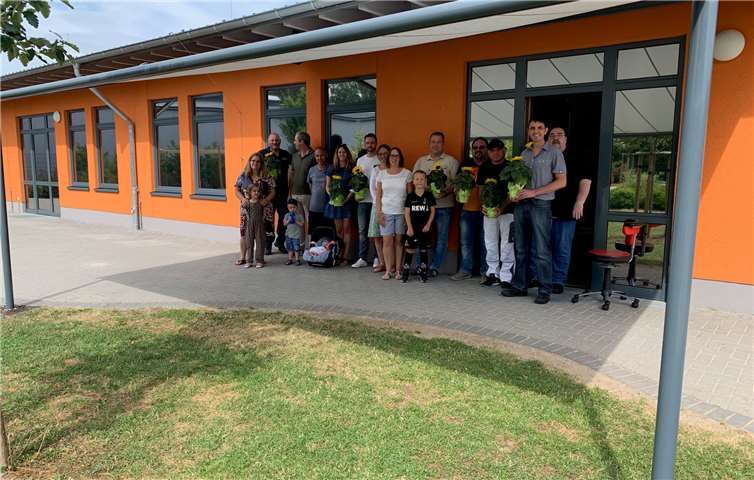 Die Sponsoren erhielten von den Kindern Blumen an Stäbchen mit kleinen Schnitzereien geschenkt. Foto: -AB-