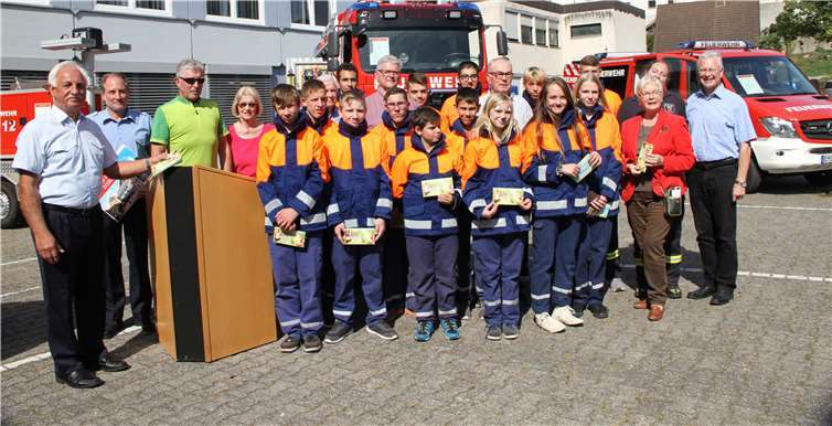 Die Sponsoren mit der Jugendfeuerwehr in neuen Jacken und einem Eisessens-Gutschein von der Bürgerstiftung Bad Ems. Fotos: MFU