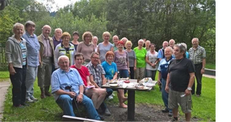 Die Sportgruppe an der Kneipptretanlage in Weroth. Nicole Scheyer