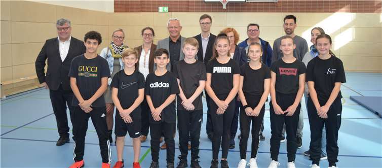 Die Sporthalle der Carmen-Sylva Schule Neuwied-Niederbieber konnte nun nach energetischer und technischer Sanierung durch Landrat Achim Hallerbach und den 1.Kreisbeigeordneten Michael Mahlert wieder ihrer Bestimmung übergeben werden. Nach nicht einmal elf Monaten Bauzeit steht die Sporthalle jetzt wieder den ortsnahen Schulen und Vereinen zur Nutzung zur Verfügung. In einer kleinen Feierstunde zeigten dann auch gleich einige Schülerinnen und Schüler ihr Können und weihten mit einer kleinen Show die neue Halle ein.Foto: Kreisverwaltung Neuwied