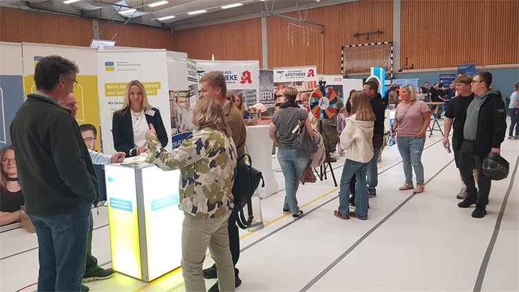 Die Sporthalle der IGS Pellenz bot ausreichend Platz für die zahlreichen Unternehmensstände.Fotos: KH